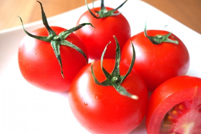 家庭菜園で必要なトマトの剪定方法！正しいわき芽取りや摘果のやり方